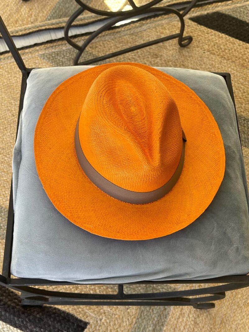 Sombrero naranja cinta gris