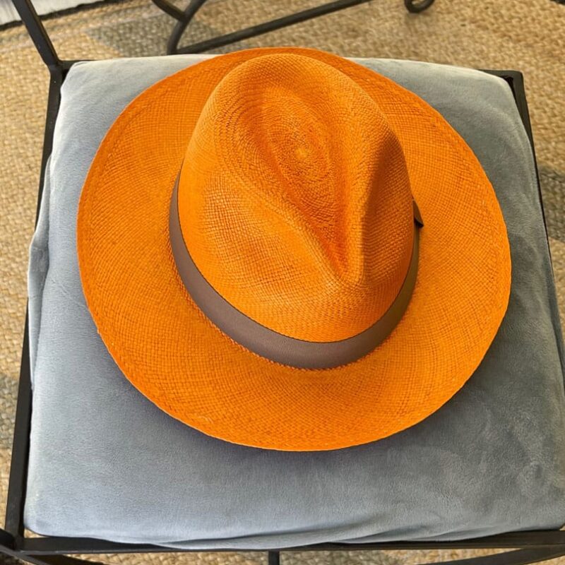 Sombrero naranja cinta gris