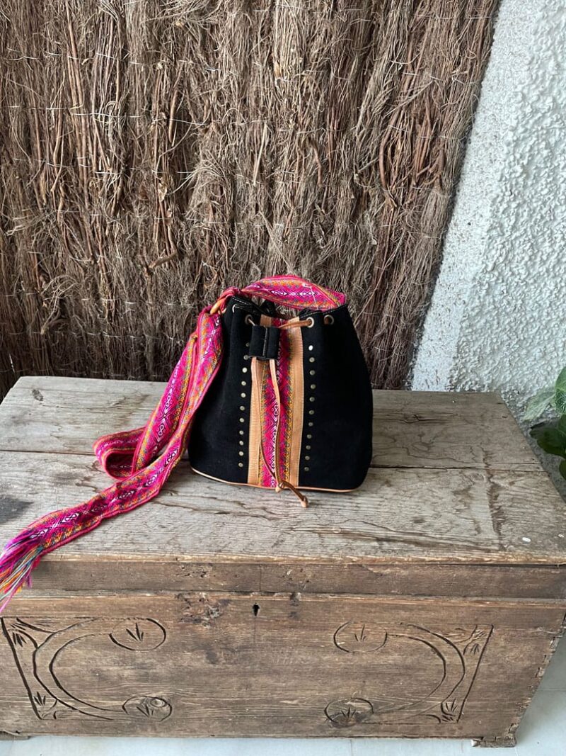 Bolso Saco Ante Color Negro con Cinta Étnica Fucsia