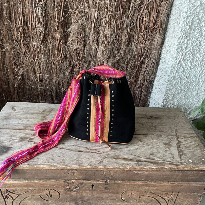 Bolso Saco Ante Color Negro con Cinta Étnica Fucsia