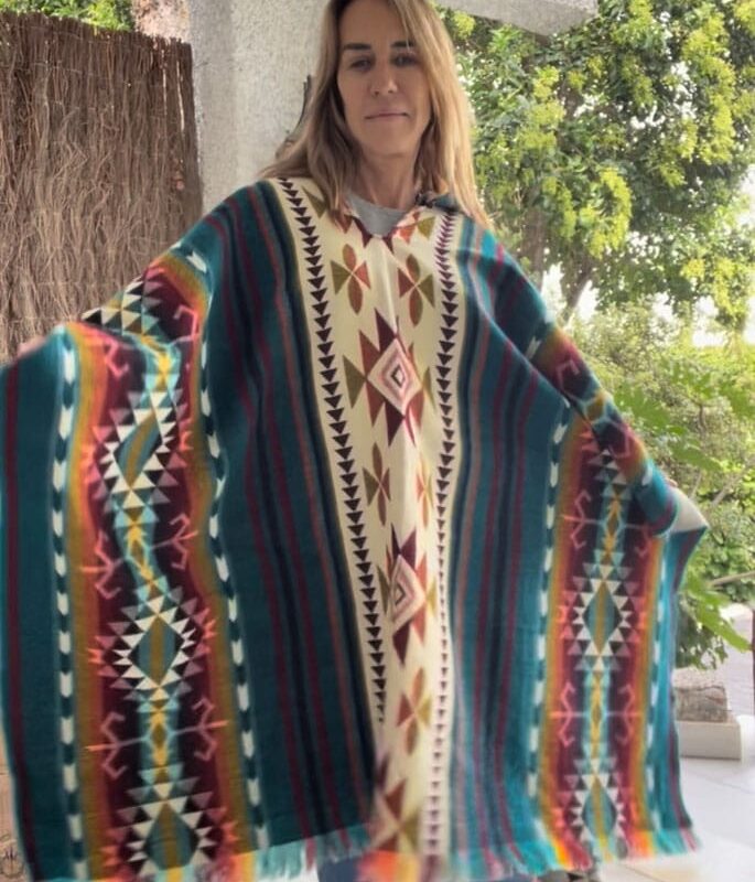 Poncho de Alpaca beige, azul y naranja Etnico Lima