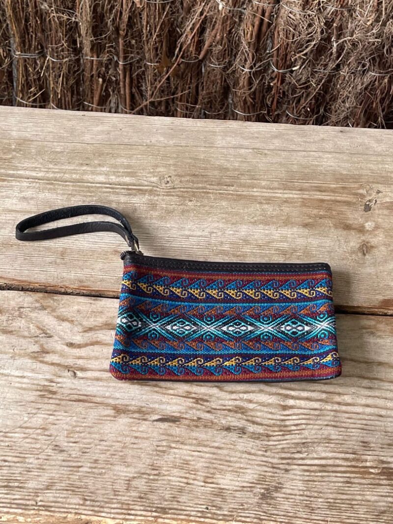 Copia de Estuche faja quechua en azules, rosas y amarillos, cuero negro