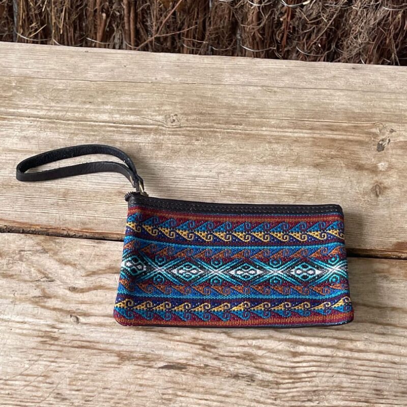 Copia de Estuche faja quechua en azules, rosas y amarillos, cuero negro