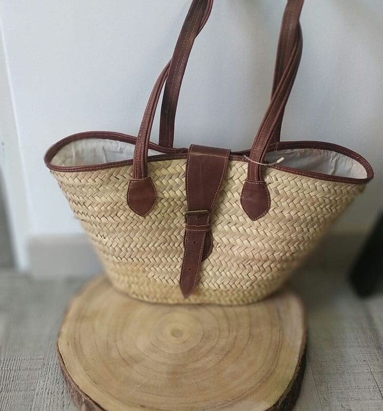 Cesta Mimbre pequeña asas cuero marrón oscuro