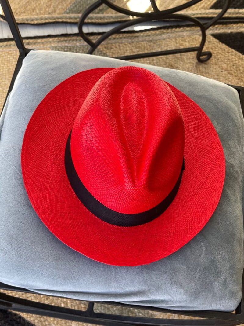 Sombrero rojo cinta negra