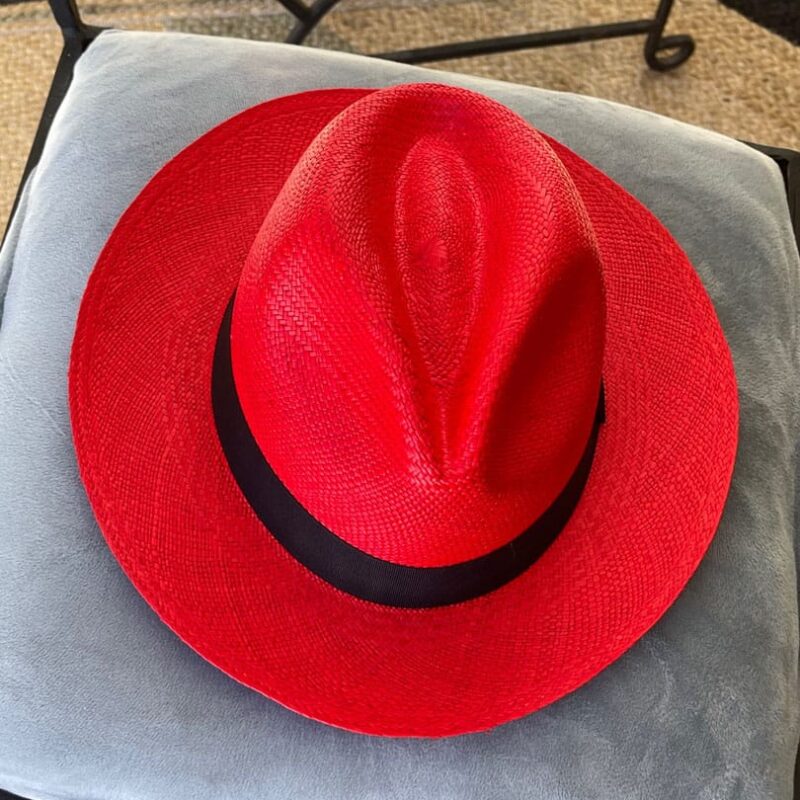 Sombrero rojo cinta negra