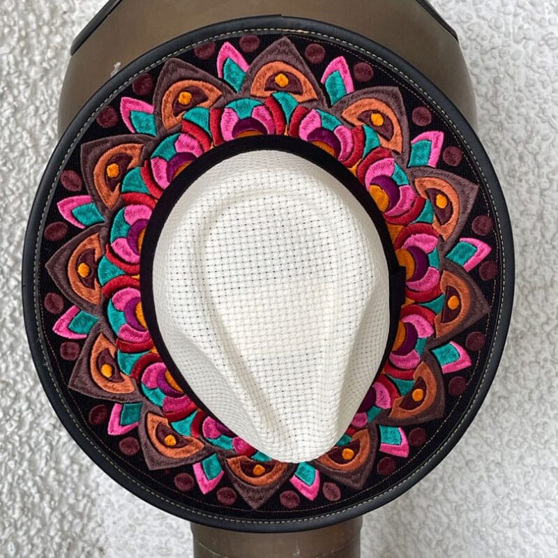Sombrero rosa y marron bordado