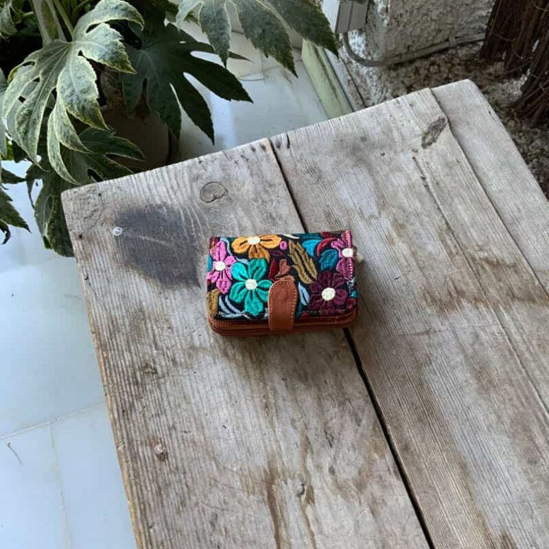 Cartera de Cuero Bordada Carelia
