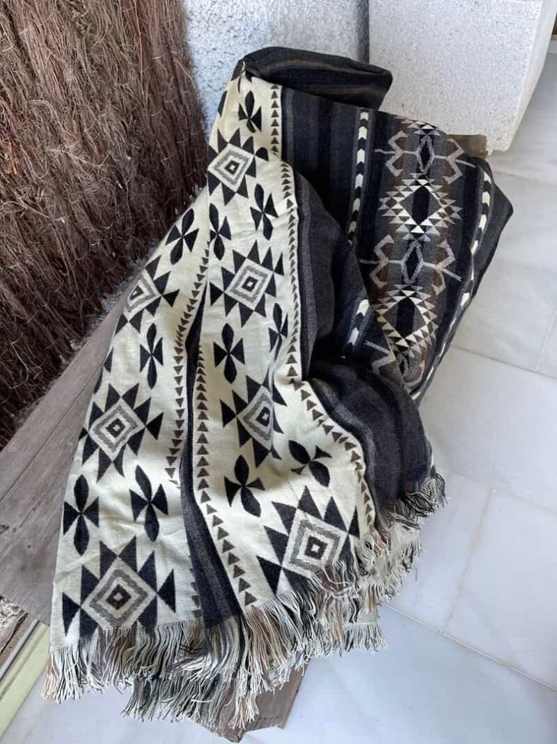 Poncho de Alpaca Negro y Blanco - Imagen 2