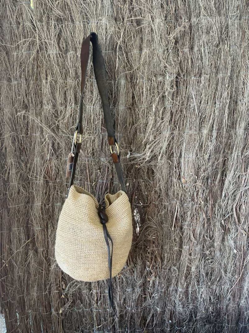 Shigra Ecuador Cabuya Natural con asa de cuero marrón
