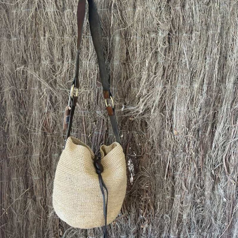 Shigra Ecuador Cabuya Natural con asa de cuero marrón